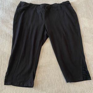 Ava & Viv plus size 26/28 Capri black leggings